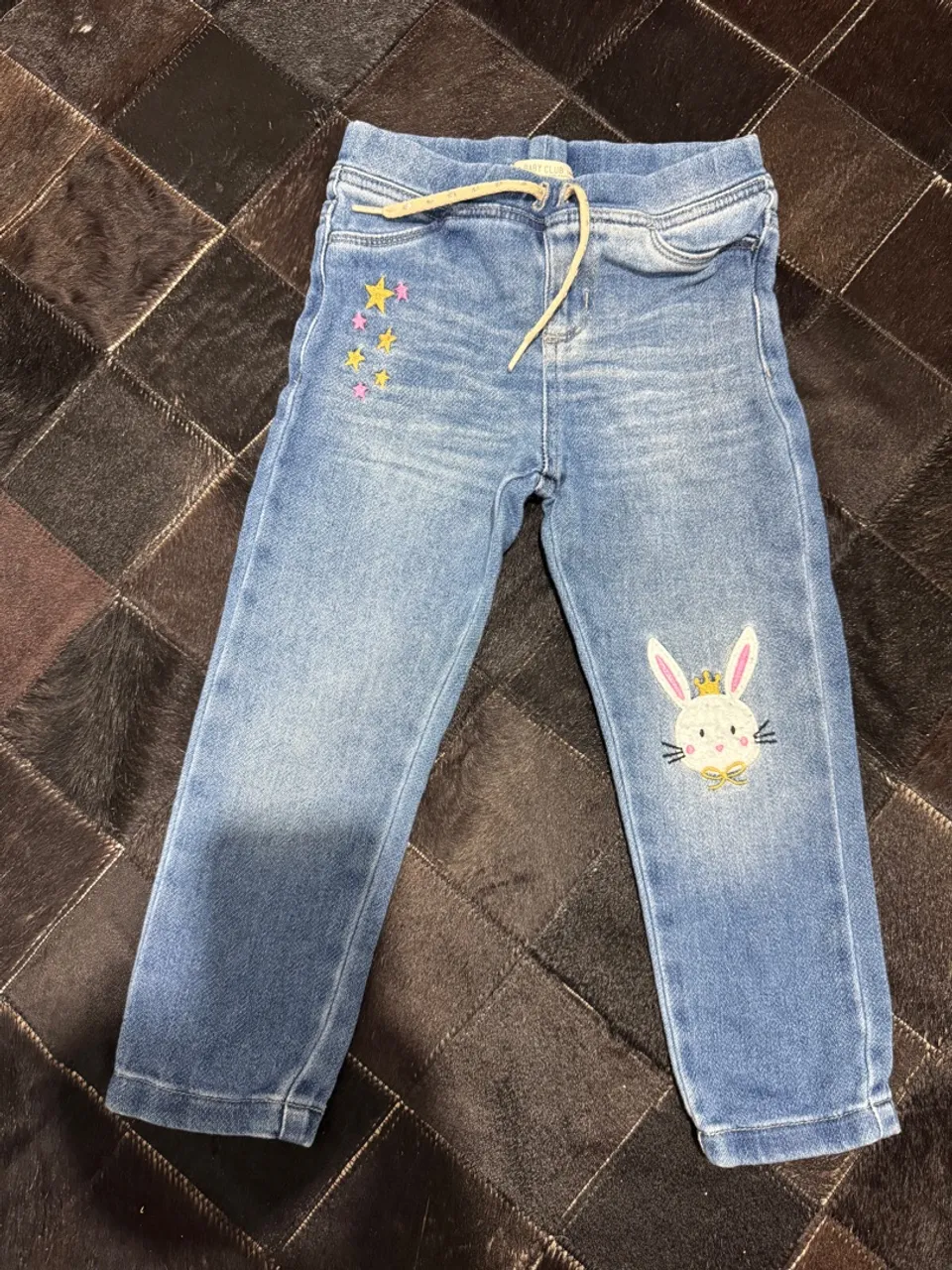 Calça Jeans Infantil com Detalhes de Estrelas e Coelho