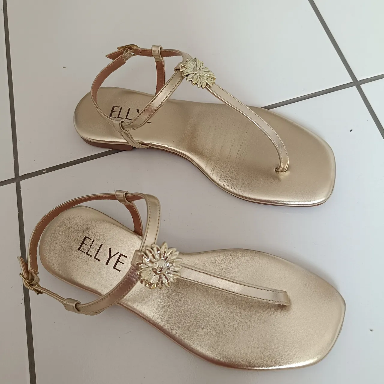 Sandália Rasteirinha Dourada Ellye com Detalhe Floral