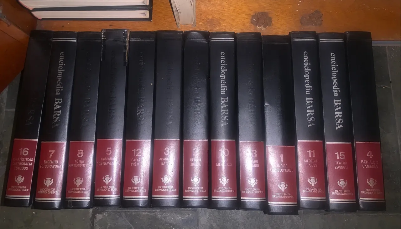 Enciclopédias:Barsa (16 volumes), Mirador (20 volumes) e Abril (14 volumes) Completas