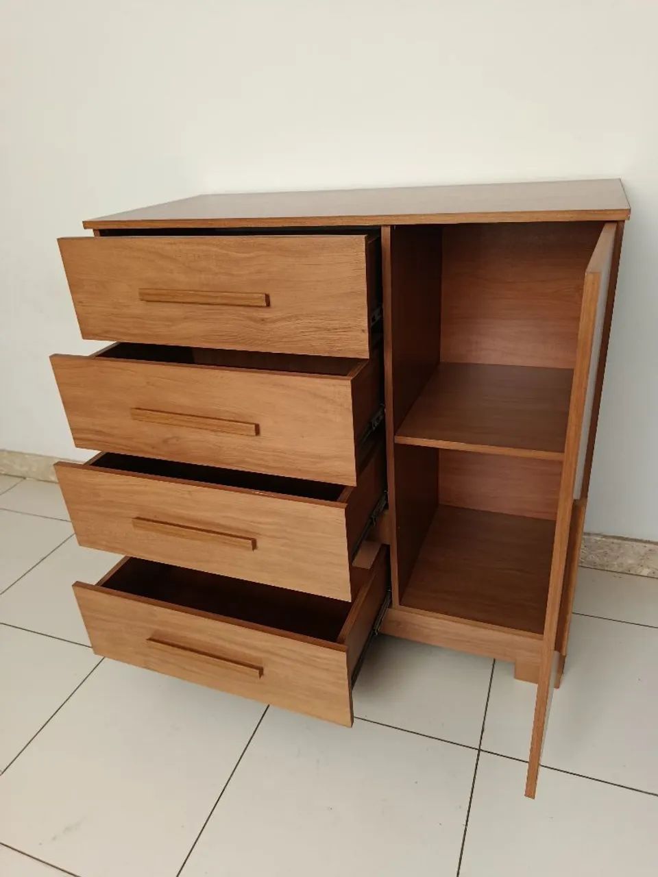 Cômoda com gavetas e porta em madeira - Foto 2