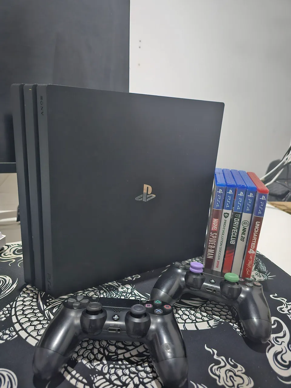 PlayStation 4 Pro + Jogos + 2 Controles. ACEITO OFERTAS