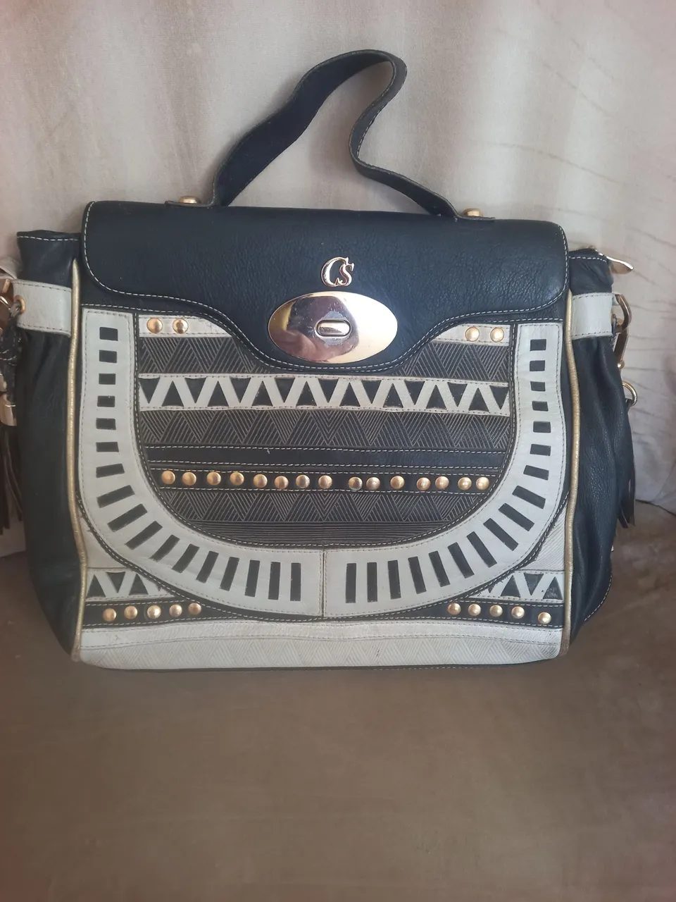 Bolsa CS preta com detalhes em branco e dourado
