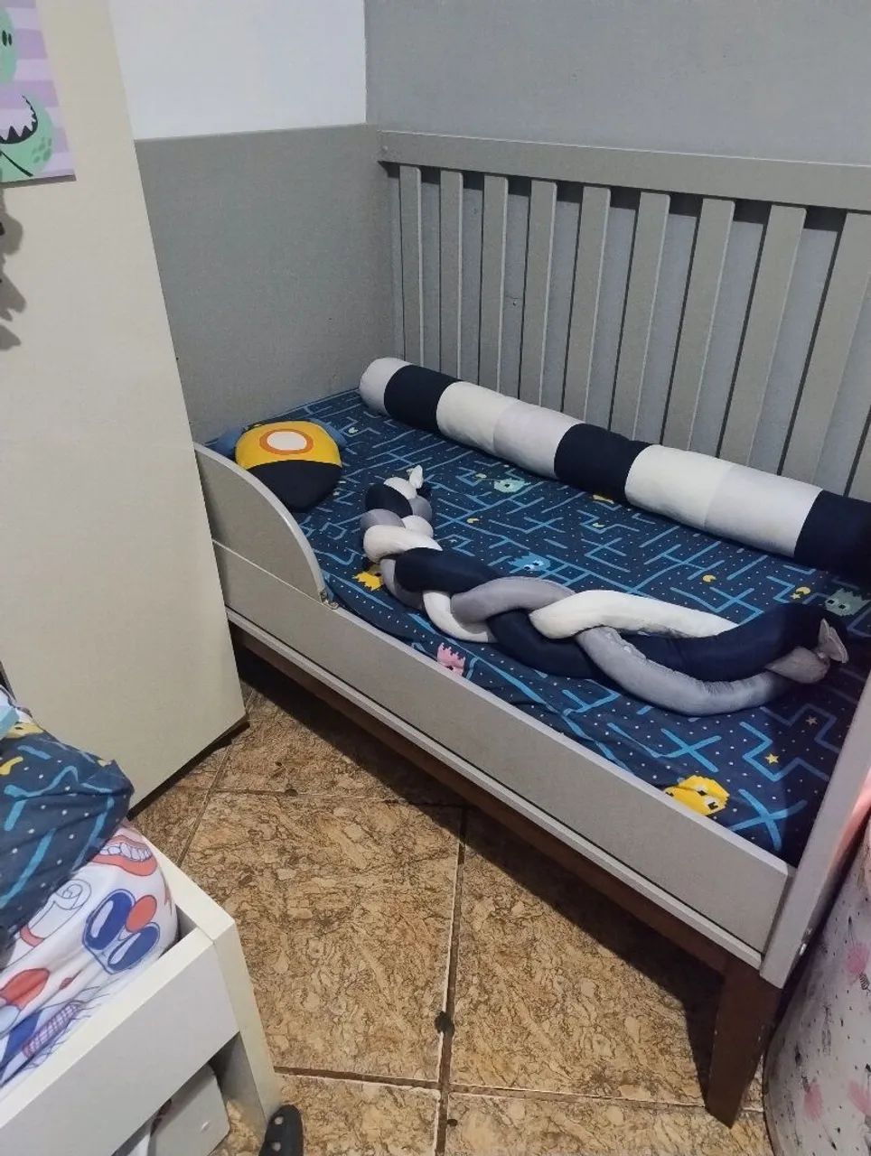 Berço que vira cama + colchão e pé de madeira