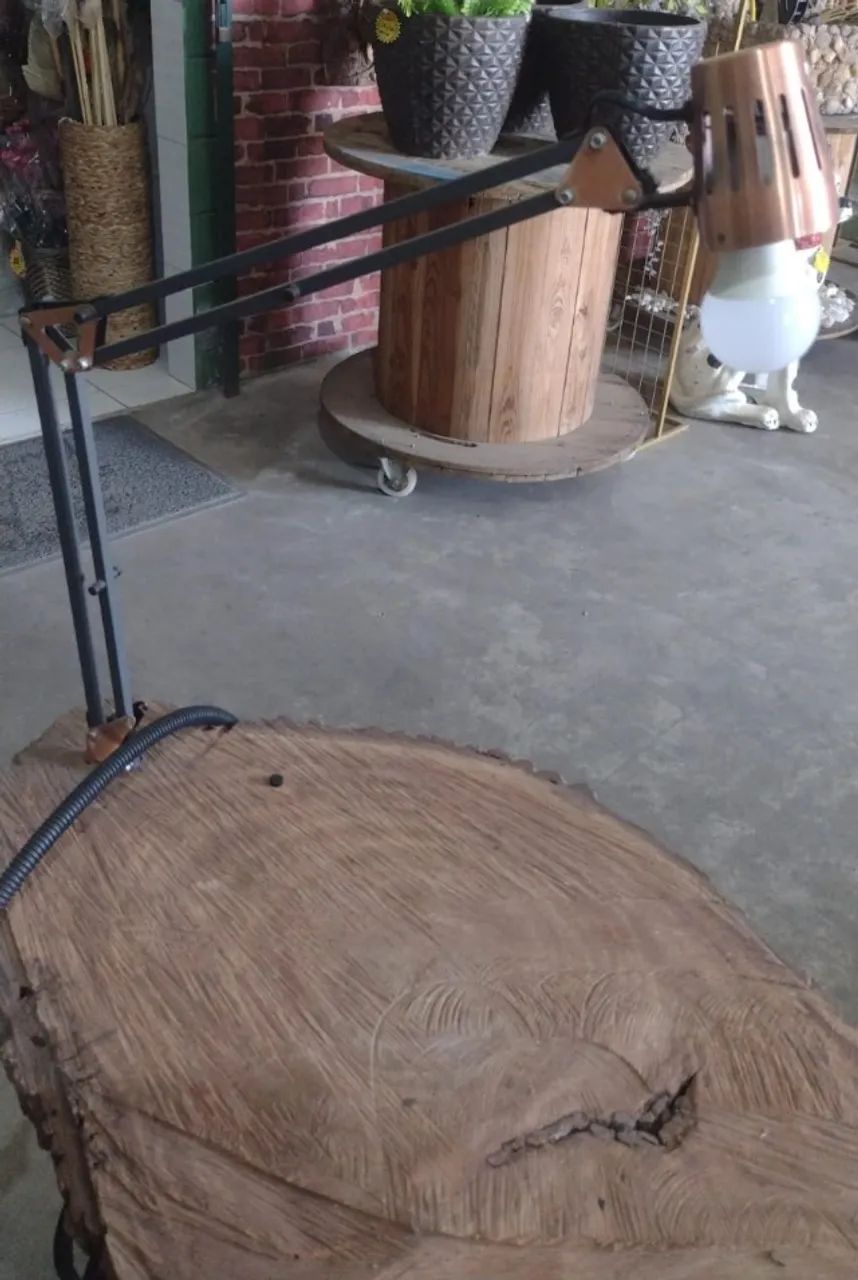 Mesa com tampo de madeira rustica e com o pé de maquina de costura.(**USADA**) - Foto 3