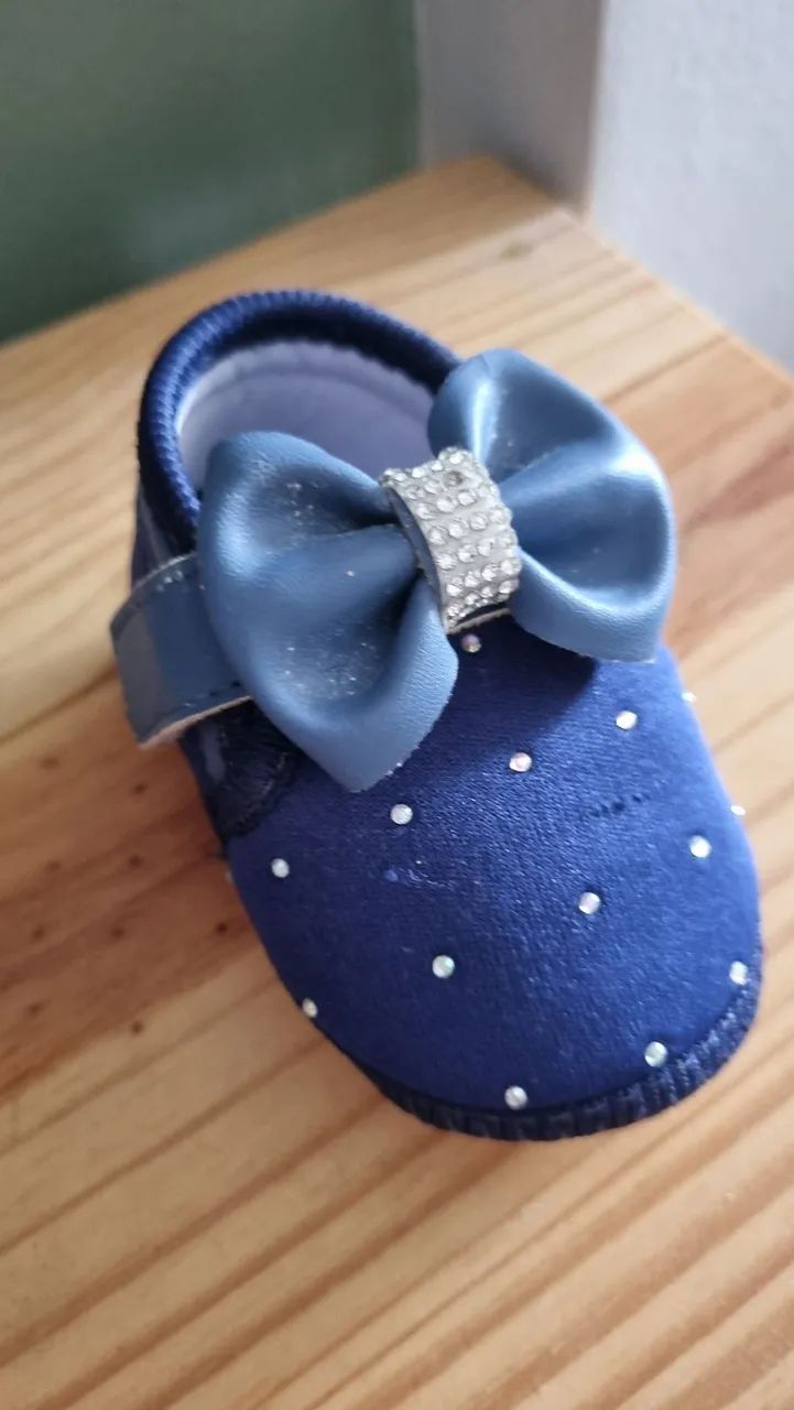 Sapatinho de bebê azul com laço e strass