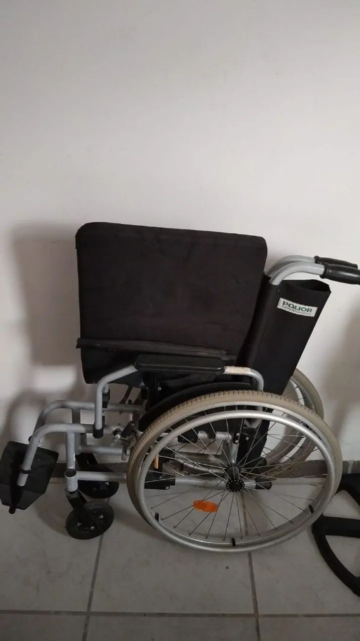 CADEIRA DE RODAS DOBRÁVEL COM RODAS DESPLUGÁVEIS. - Foto 2