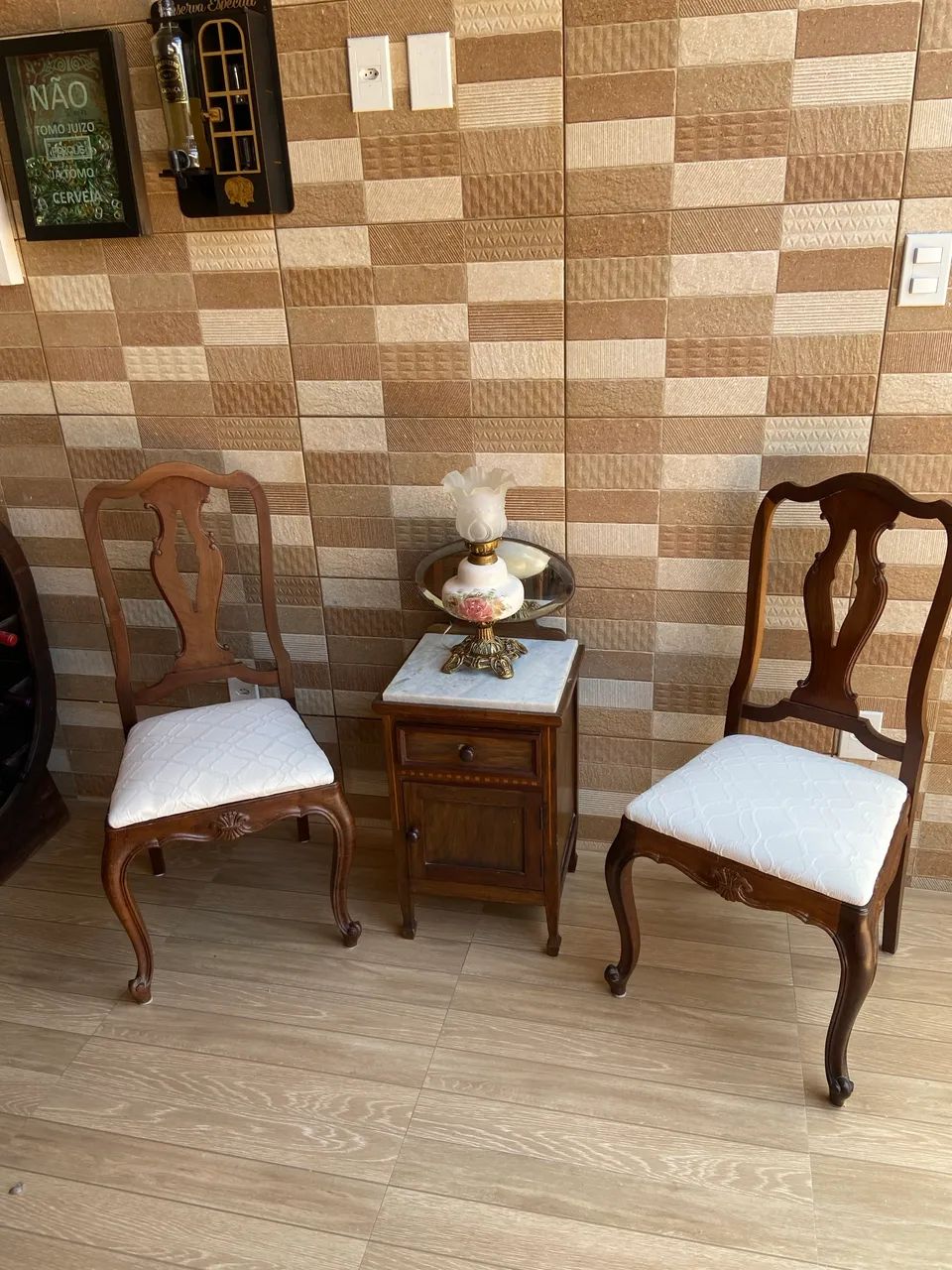 Antigas cadeiras chipandele.