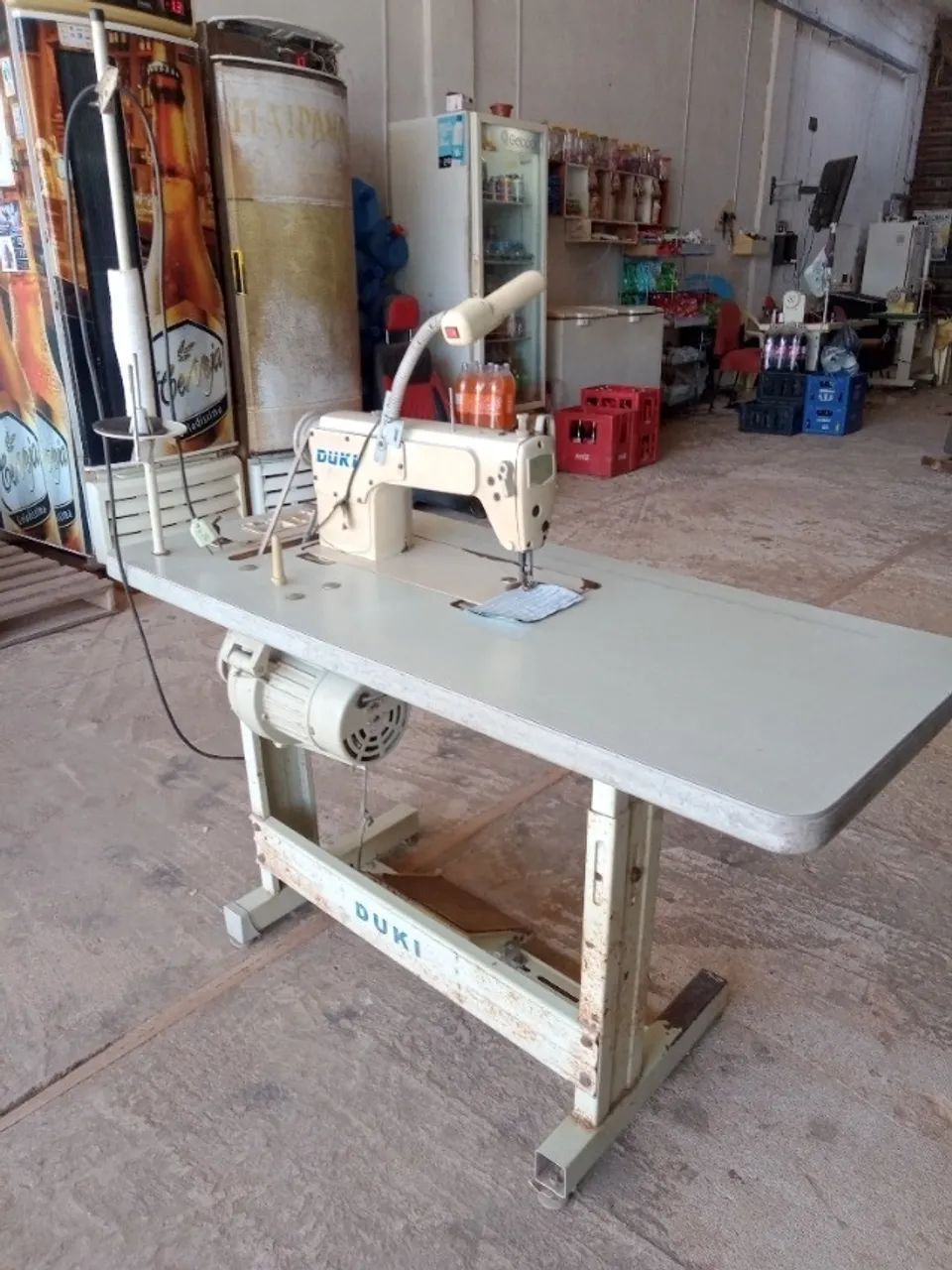 Máquina de costura industrial, costura reta .