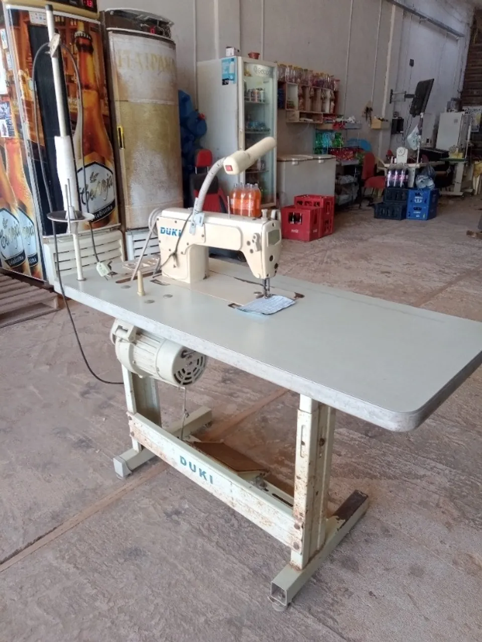 Máquina de costura industrial, costura reta .