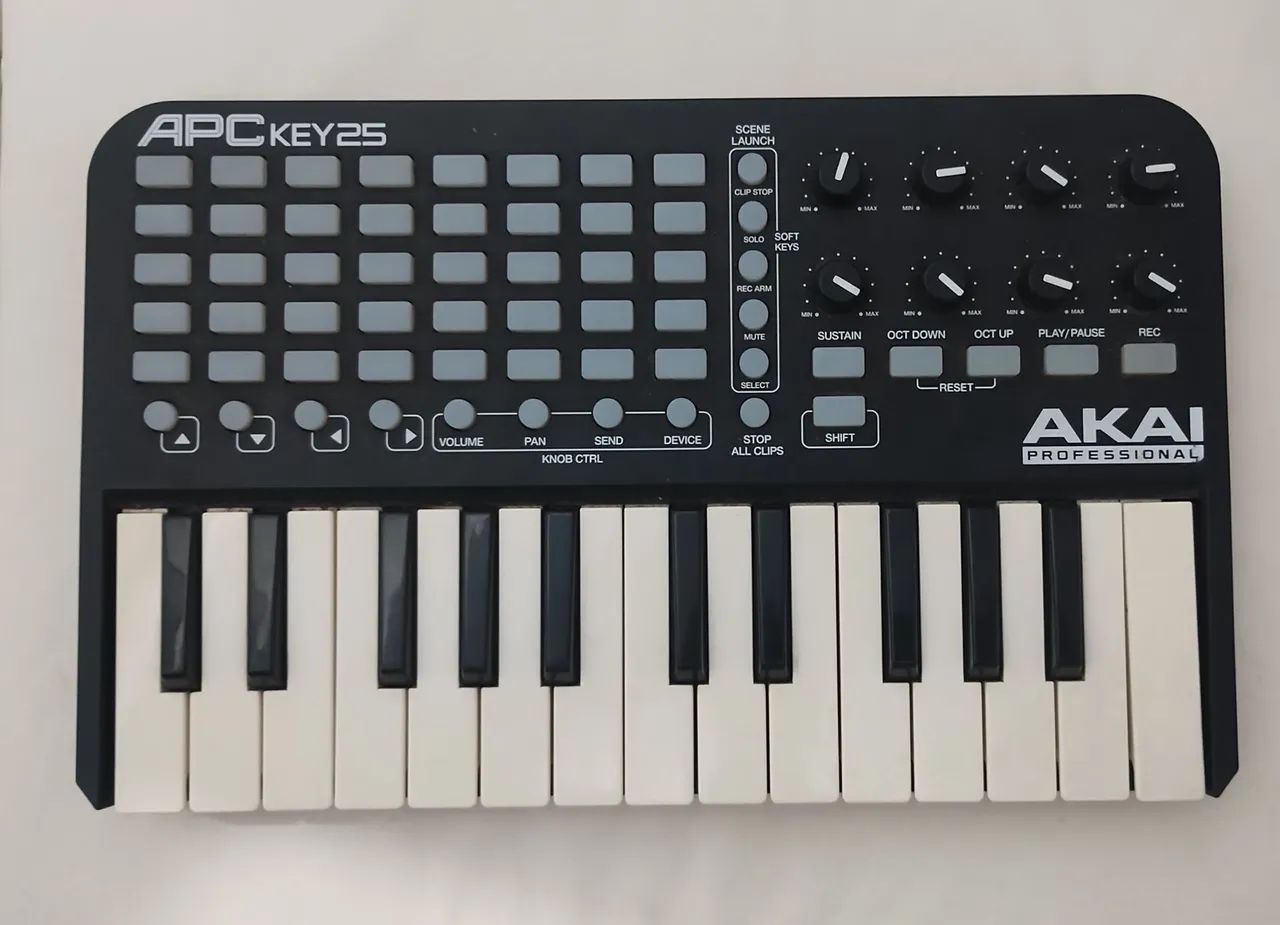 Controlador MIDI Akai com 04 teclas sem funcionar. Aceito cartões e avista com desconto.