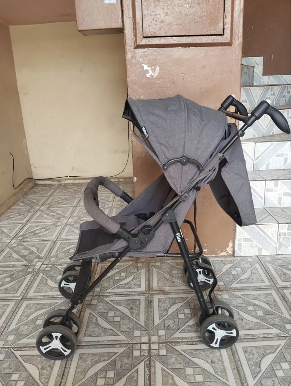 Carrinho de bebê cinza