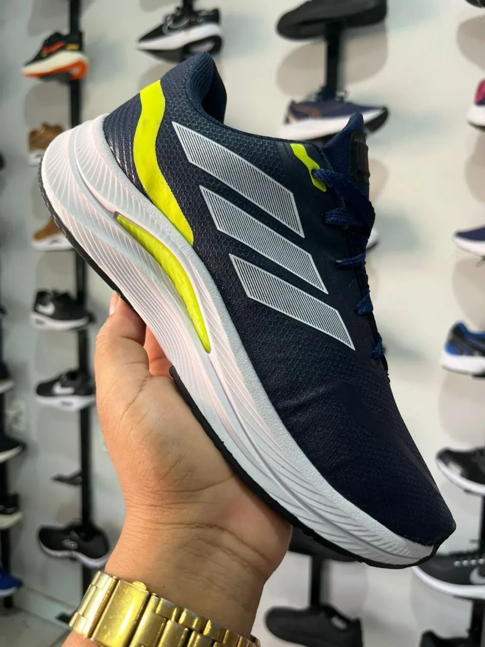 Tênis Adidas Masculino Azul Marinho com Detalhes em Amarelo