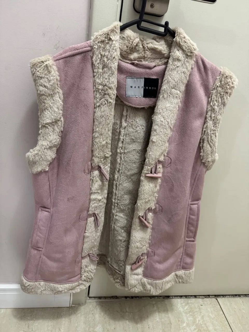 Colete feminino rosa com detalhes em pele