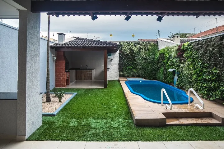 Sobrado maravilhoso com piscina e churrasqueira