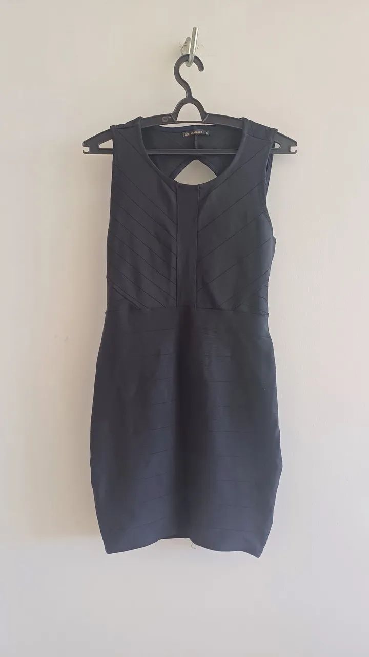 Vestido Preto Elegante com Detalhes
