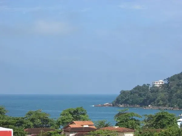 Apartamento na Praia das Toninhas a poucos metros do mar, com 2 dormitórios e varanda - Ub