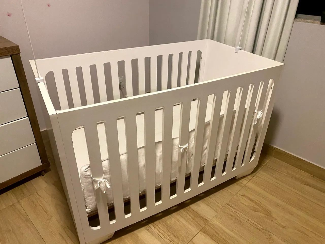 Berço branco moderno com níveis de altura