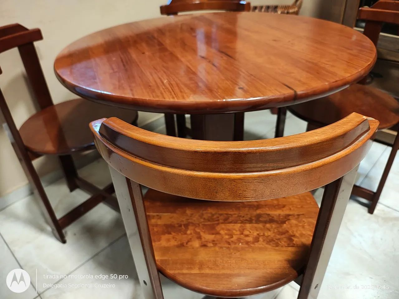 Mesa de Madeira Maciça + 4 cadeiras