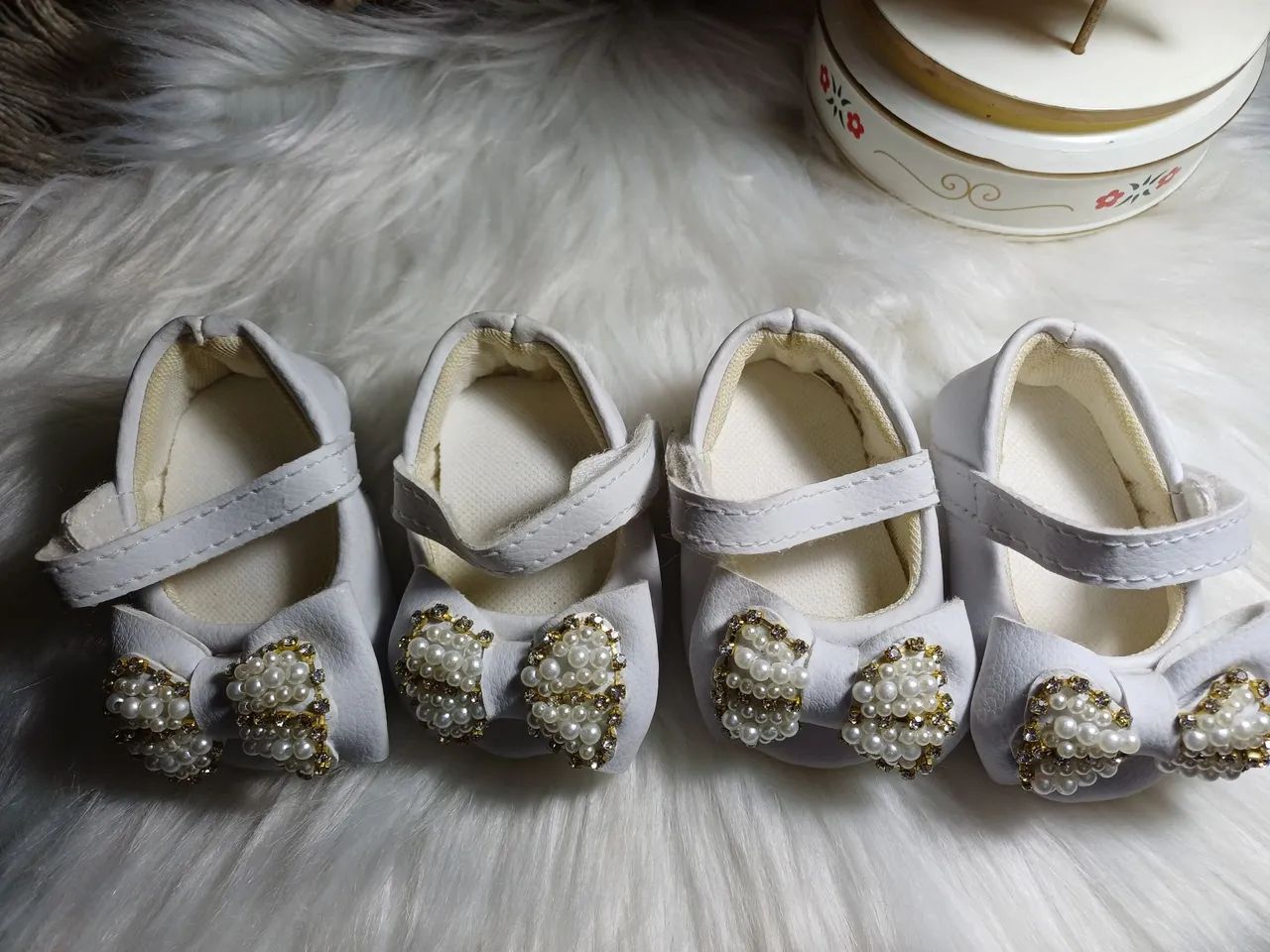 2 sapatinhos de bebê branco c/ pedraria menina gêmeas,  tam.1, seminovos.  - Foto 2