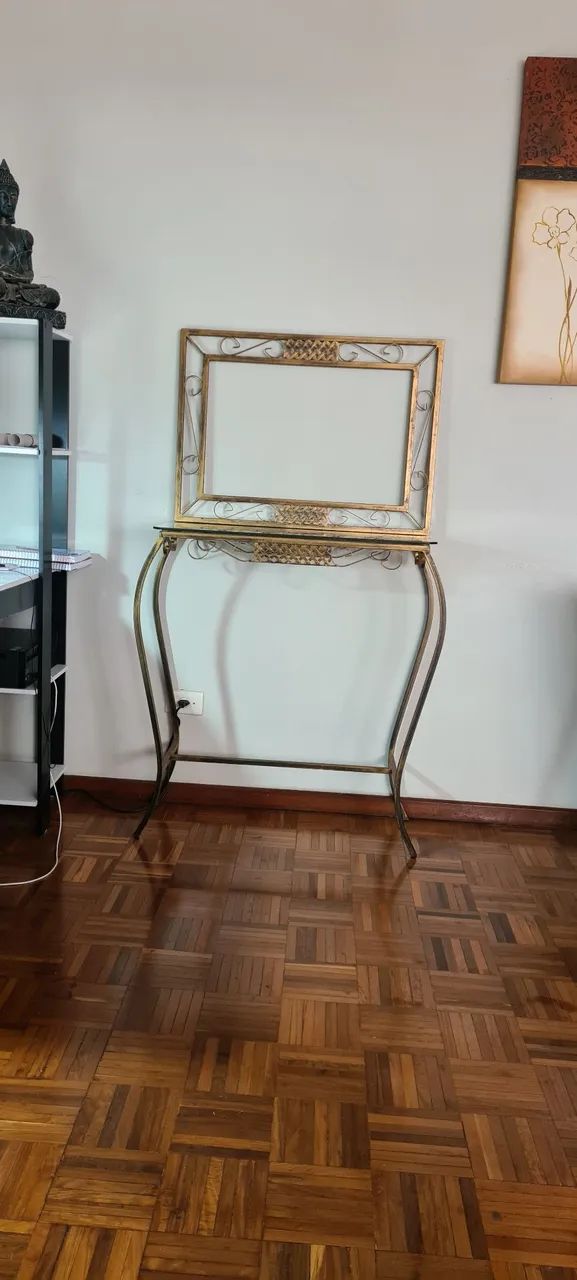 Aparador em Metal Dourado com Quadro 