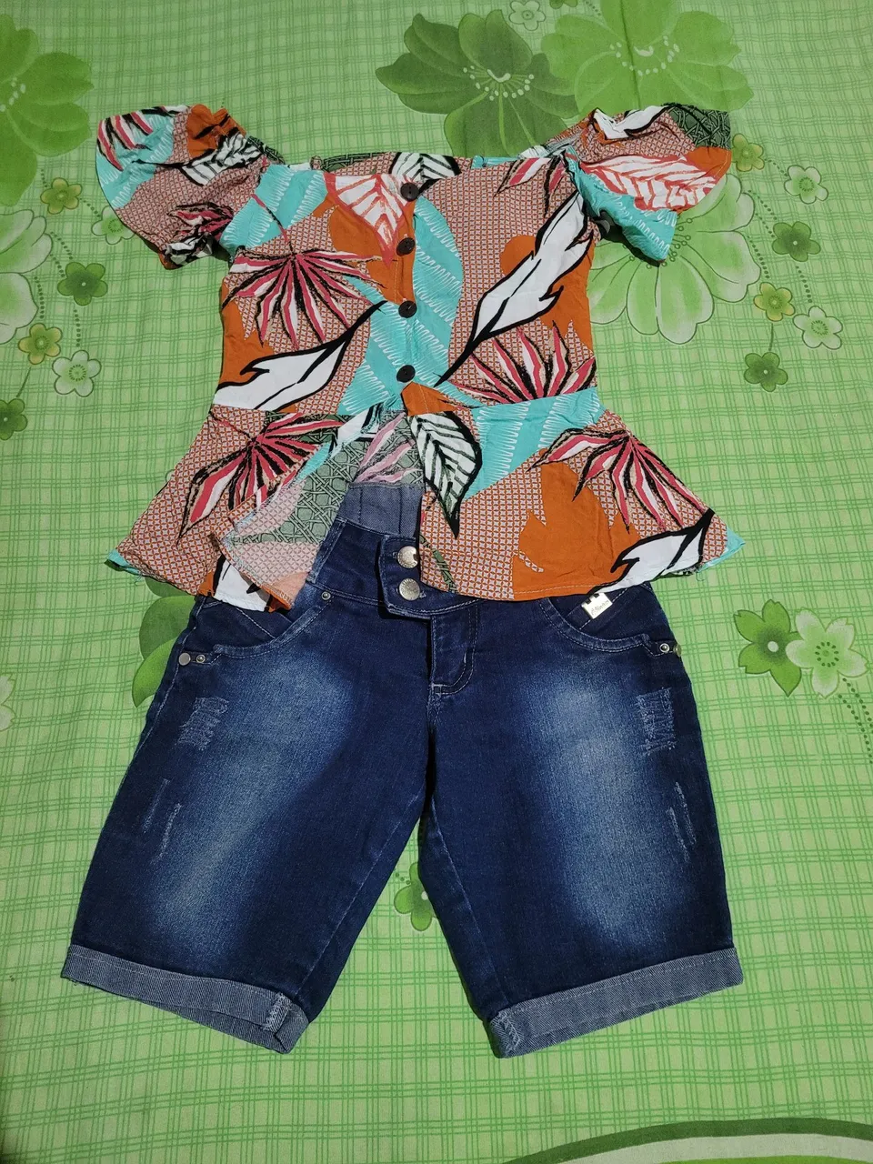 Short jeans e blusa tam 10/11 anos