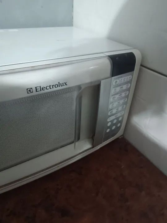 Micro-ondas branco em ótimo estado - Foto 3