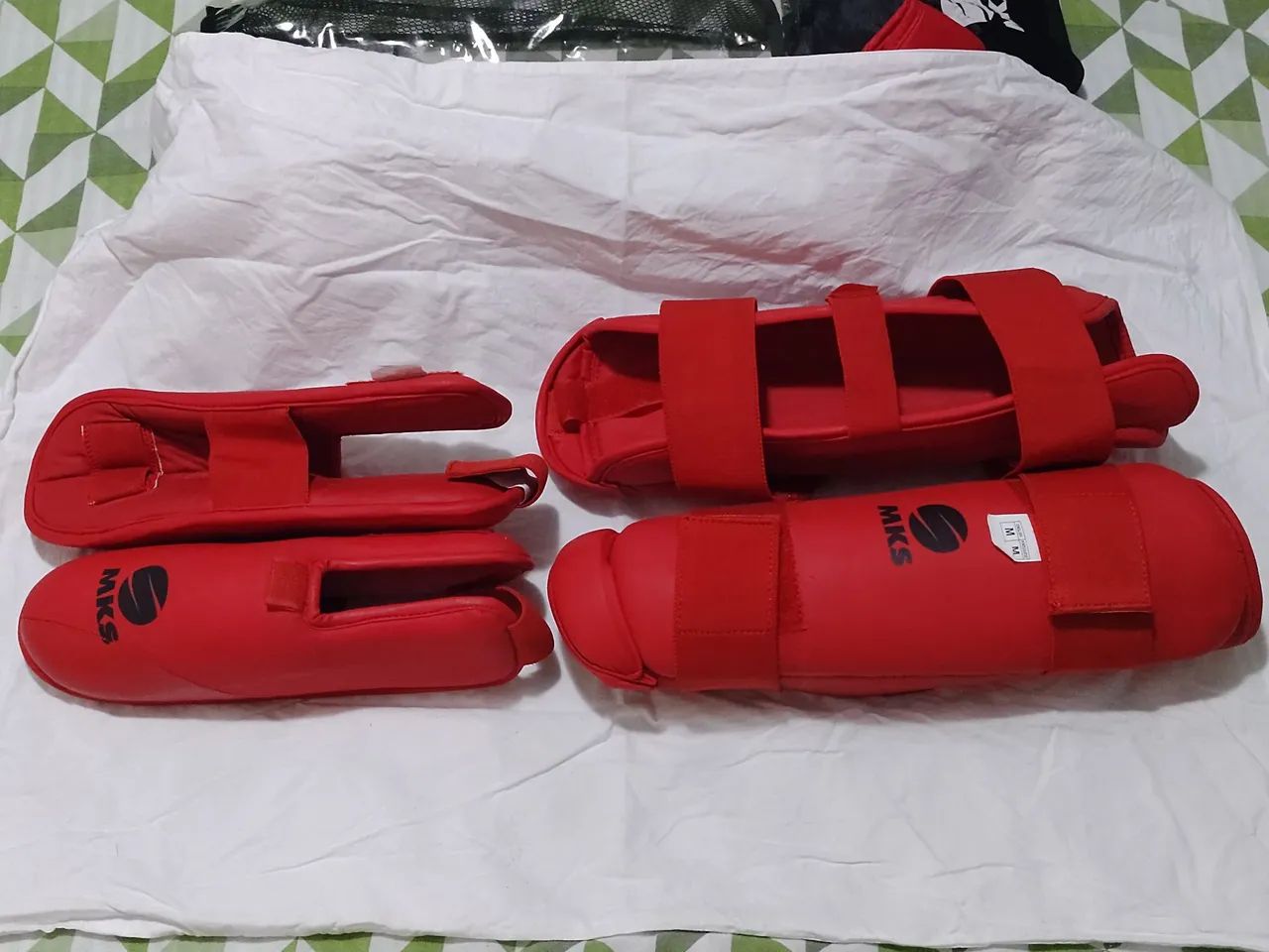 Caneleira de karatê com protetor de pé MKS competição 