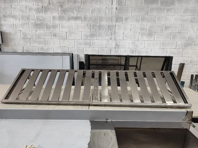Prateleira Gradeada Suspensa 1,10m com Design Robustecido