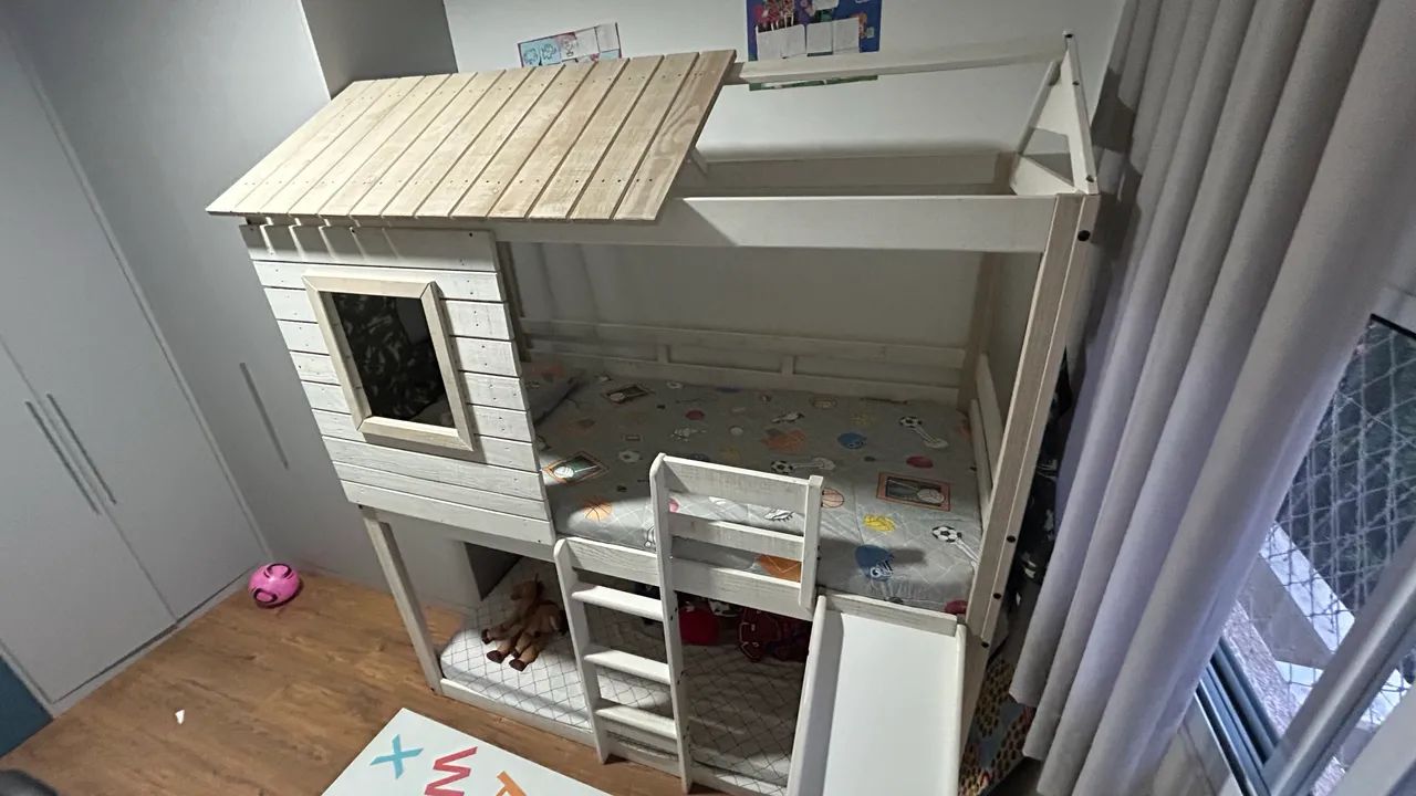 Cama beliche com escorregador