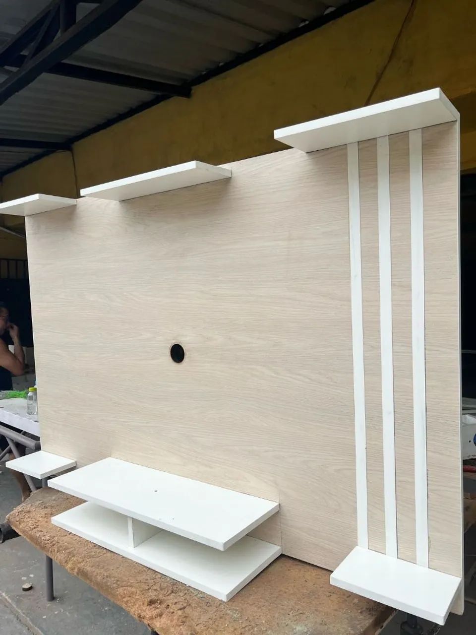 Painel para TV com prateleiras e nichos - Novo!