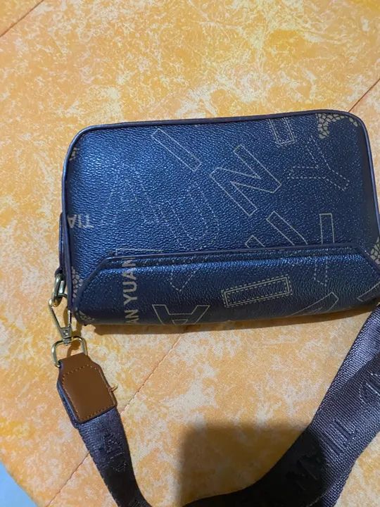 Bolsa de Ombro Marrom com Detalhes em Dourado - Foto 4