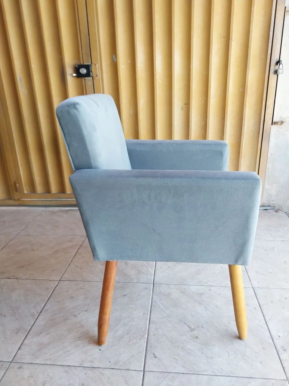 Poltrona pés palito, tecido suede. - Foto 3