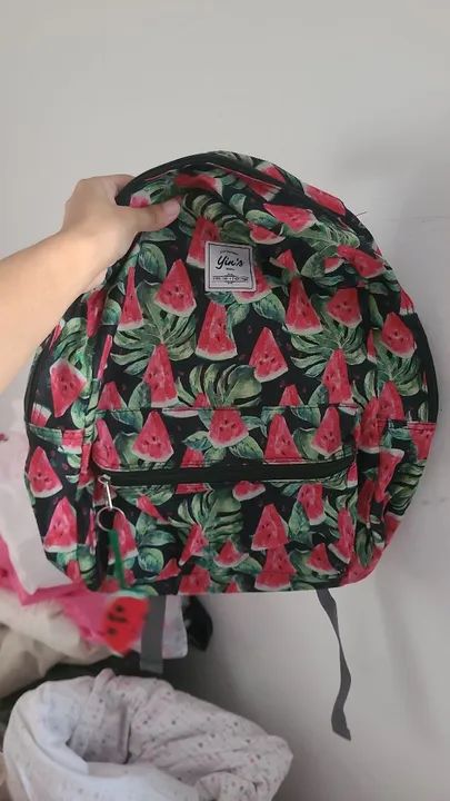 Mochila com tema melancia, aconpanha chaveiro da melancia