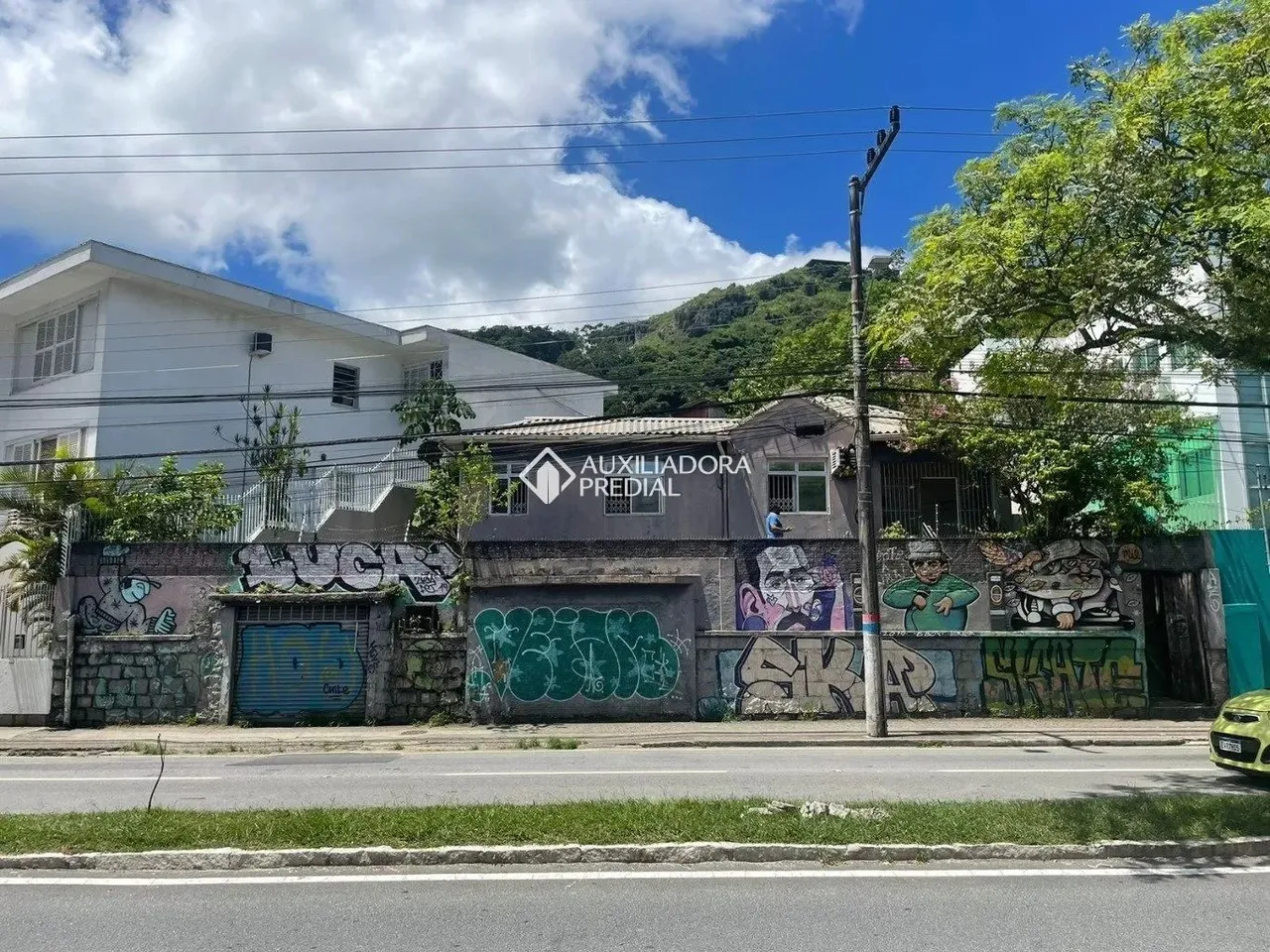 Terreno com viabilidade COMERCIAL para 3 andares (FRENTE DE 25 metros quadrados para a Mau
