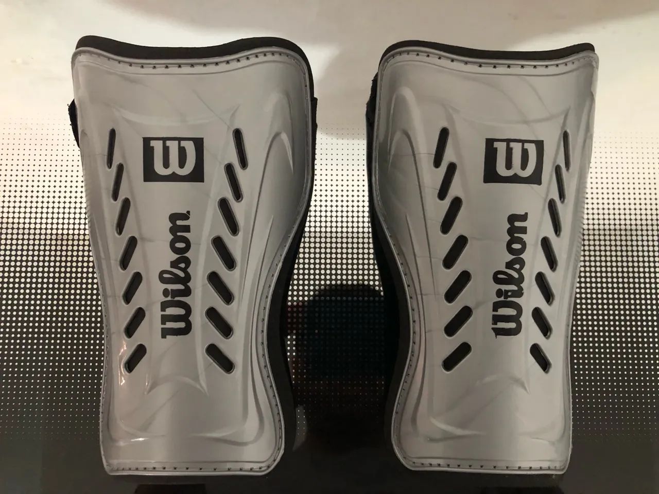 Caneleiras de Futebol Wilson novas 