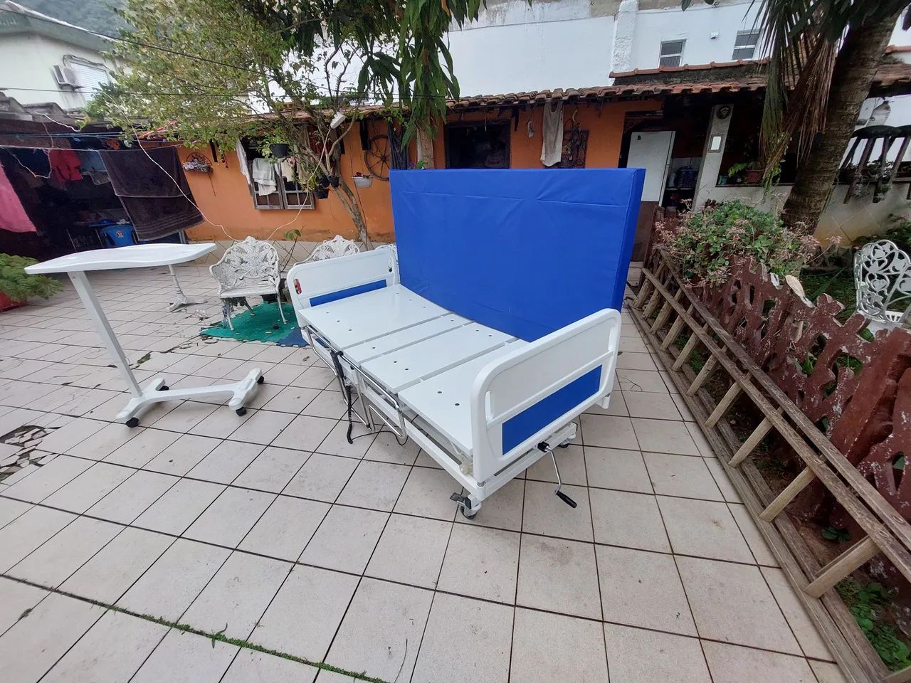 Cama hospitalar elétrica com elevação de altura. 