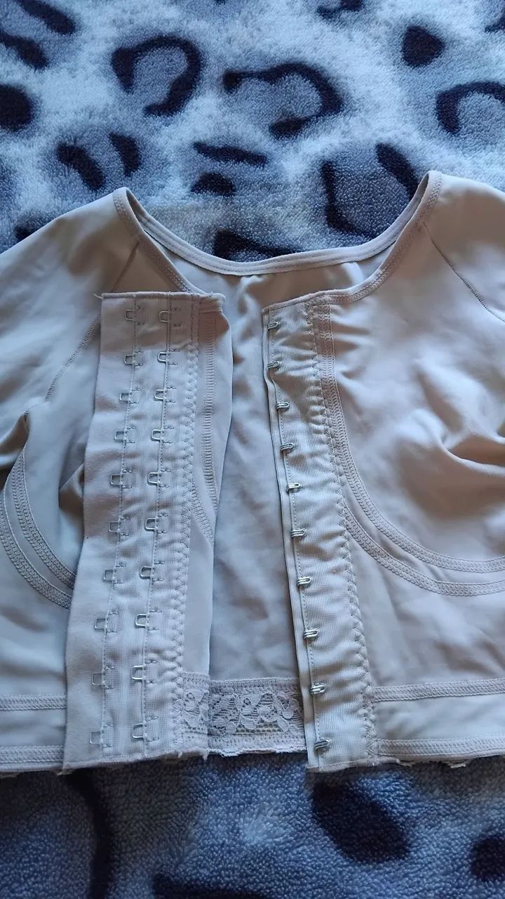 Blusa modeladora com detalhes em renda - Foto 3