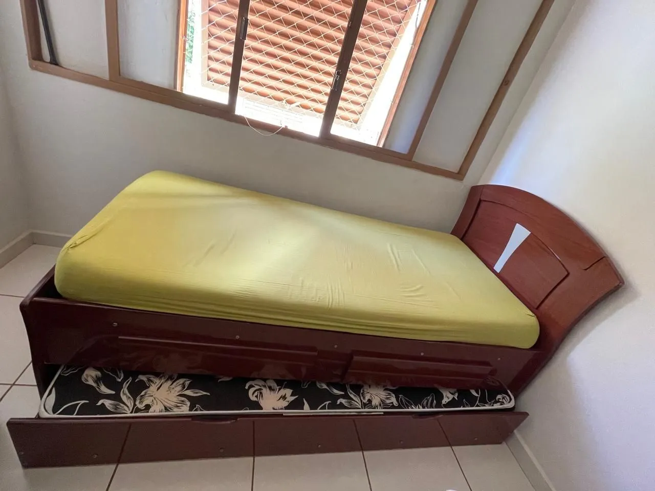 Cama com cama auxiliar