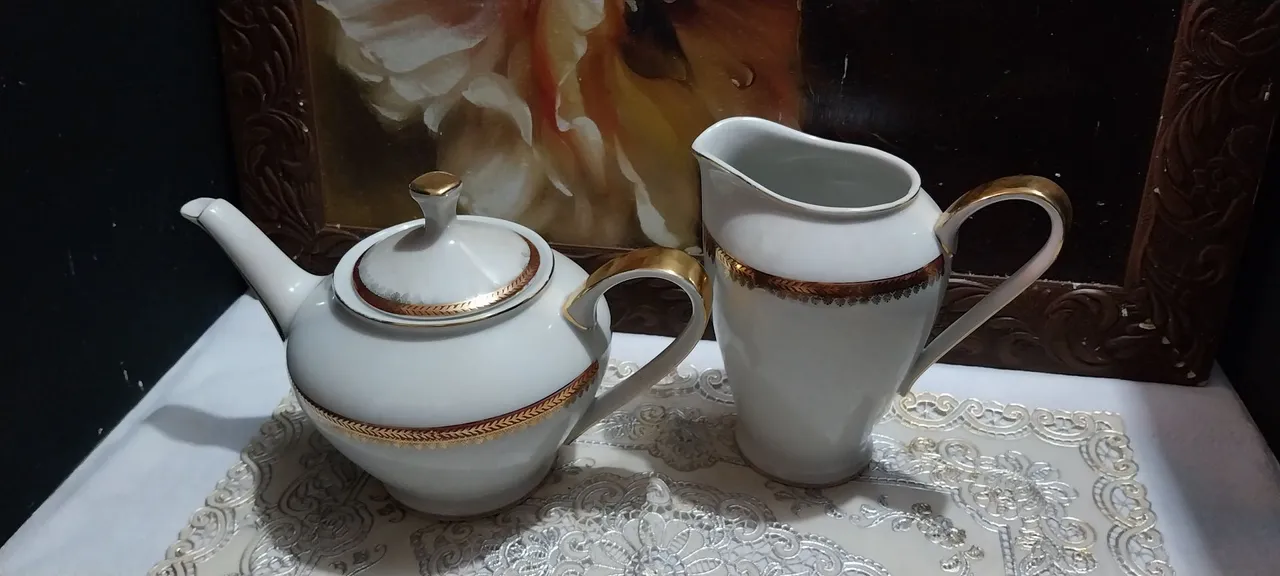 Conjunto de Chá e Leiteira - Porcelana Decorada