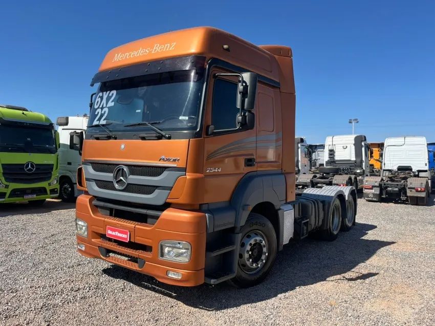 MB Axor 2544S ano 21/22, Pneus novos, Suspensão de Mola E Kit Hidráulico - Foto 3