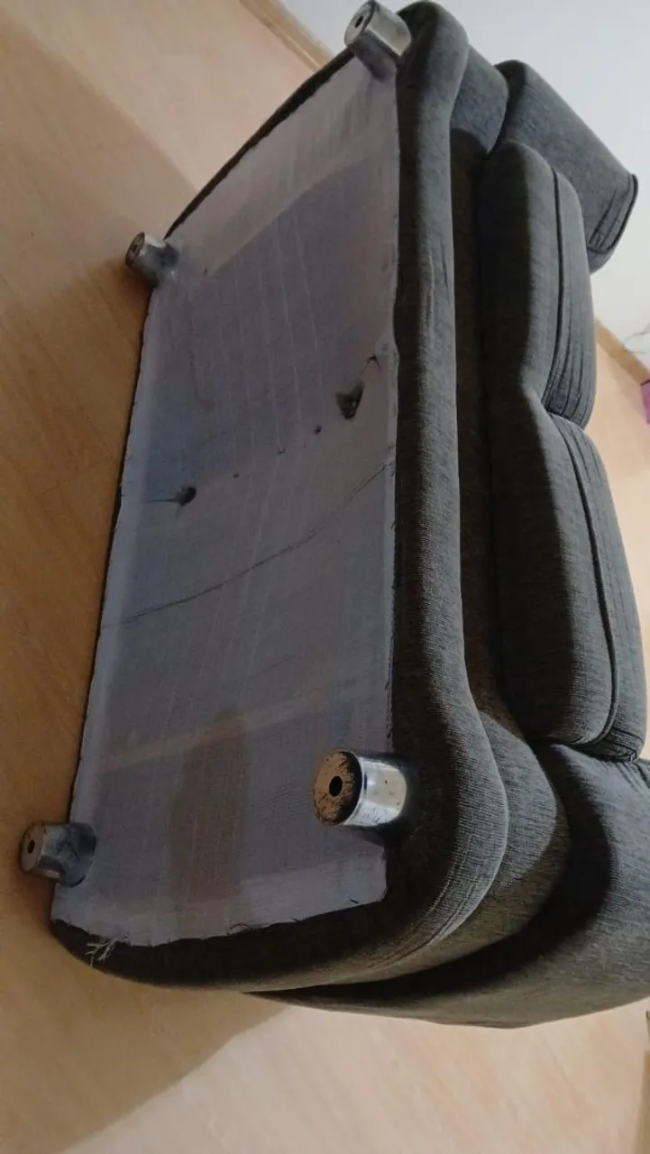 Sofá cinza moderno com design ergonômico