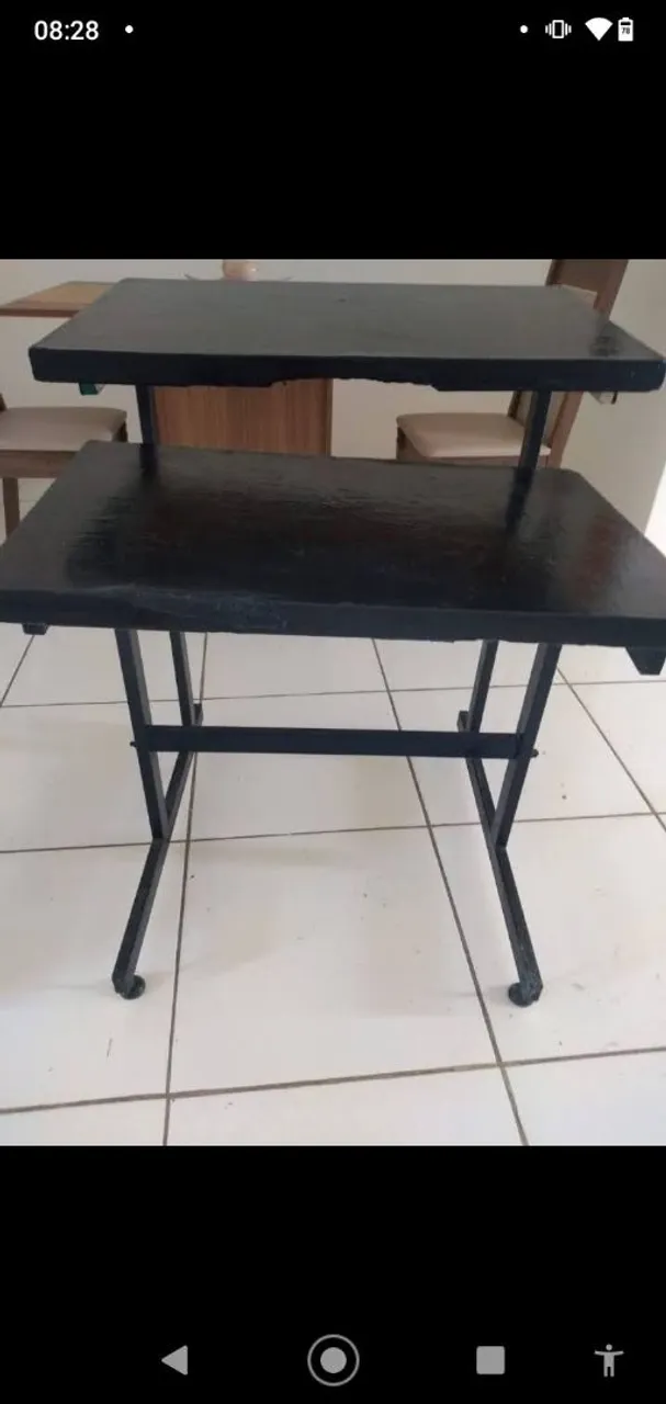 Mesa auxiliar preta para computador com duas prateleiras. RETIRADA NO CAMINHO DE AREIA