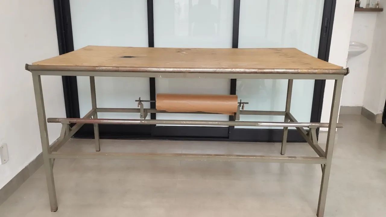 Mesa de embalagem para ecommerce com suporte para rolo de papel