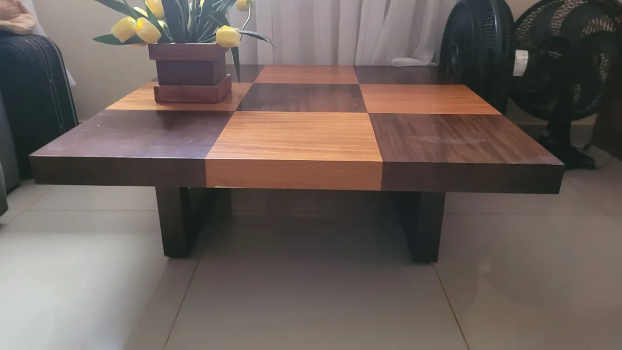 Mesa de centro em madeira com design xadrez