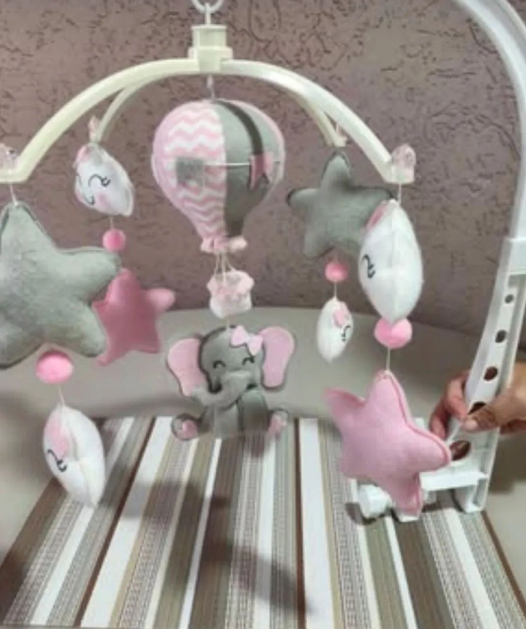 Móbile de berço em Feltro - Elefantinho e Balão (Completo com Suporte) - Foto 2