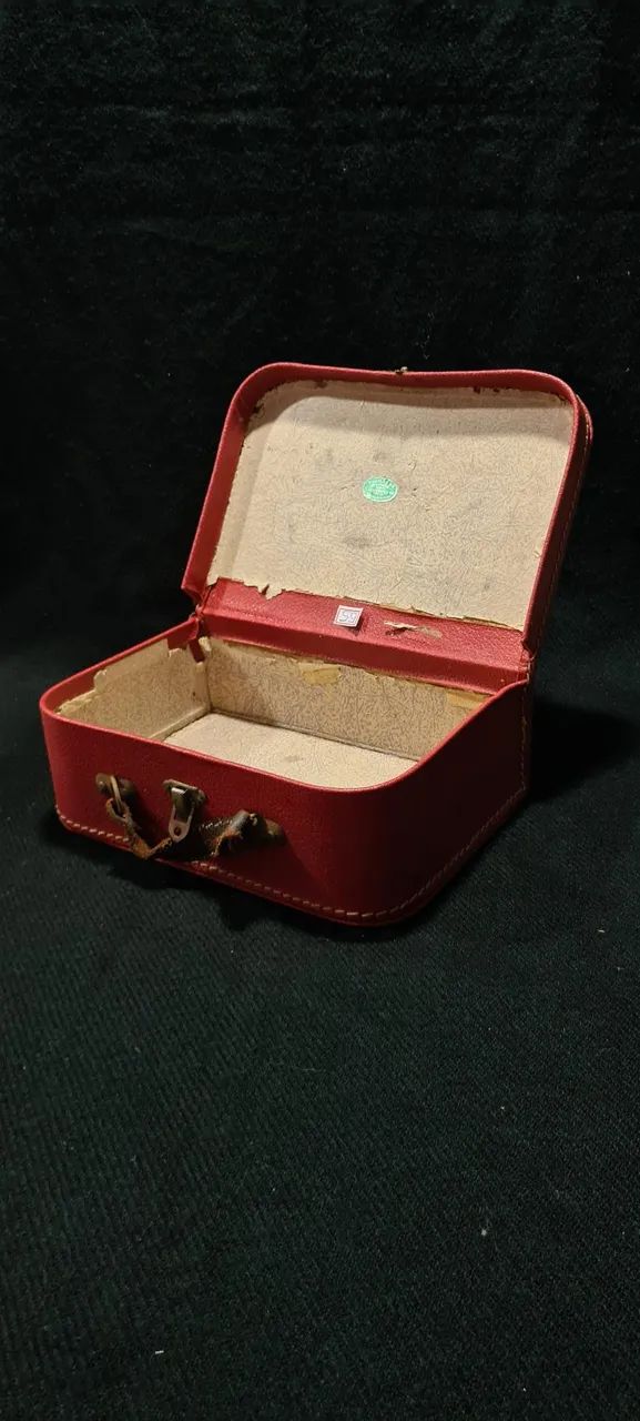 Maleta vintage Revestida em Courvin Vermelho ( Usada )  - Foto 2