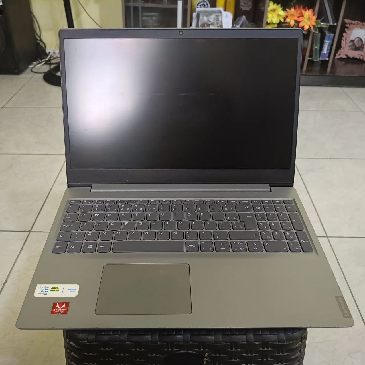 Notebook Lenovo Ryzen 5 3400U  - Foto 5