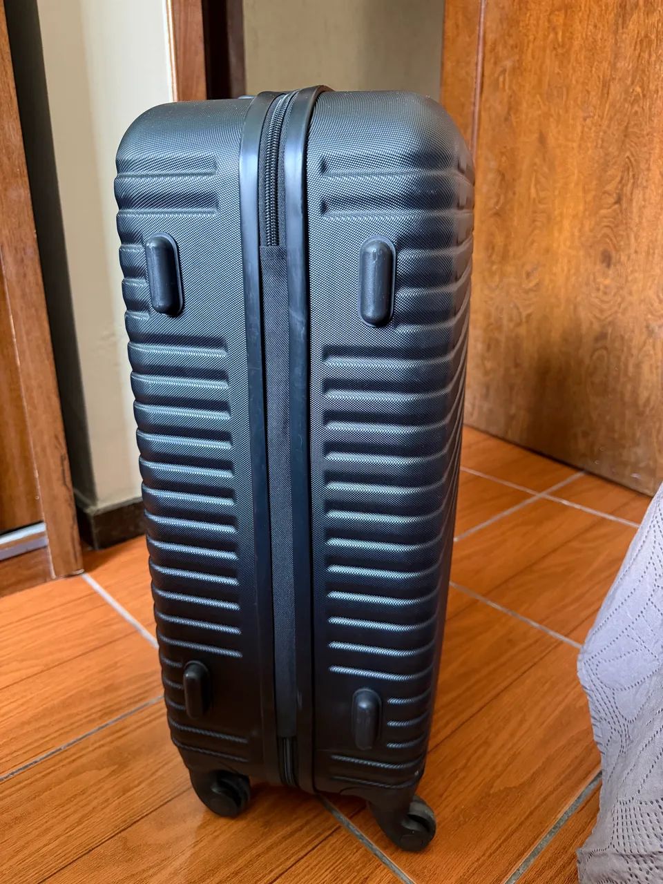 mala de viagem preta 23kg com rodinhas - Foto 4