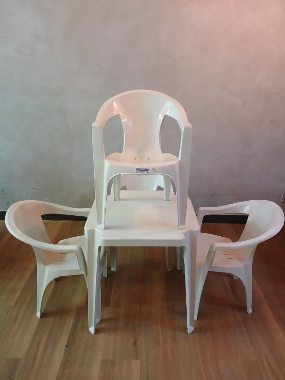 Jogo de Mesa e Poltronas de Plástico