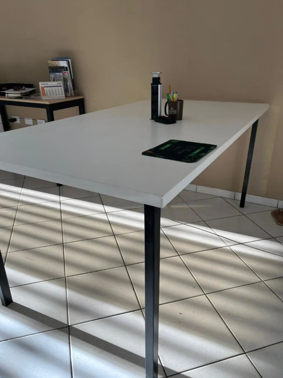 MESA IDEAL PARA ESCRITORIO EM MDF COM  TORRE DE TOMADAS CENTRAL - Foto 2